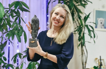 Статуэтку национальной премии «Музейный Олимп» доставили в Музей Норильска