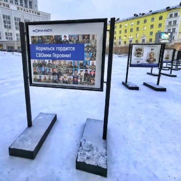 На Комсомольской площади смонтировали аллею Героев СВО.