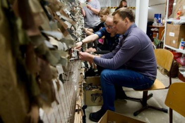 Глава города побывал в гостях у волонтеров, делающих маскировочные сети