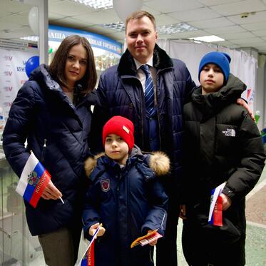 Глава Норильска всей семьей проголосовал на выборах Президента РФ