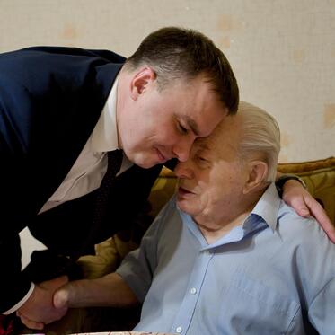 Глава Норильска навестил ветерана ВОВ Дмитрия Ивановича Коноплю