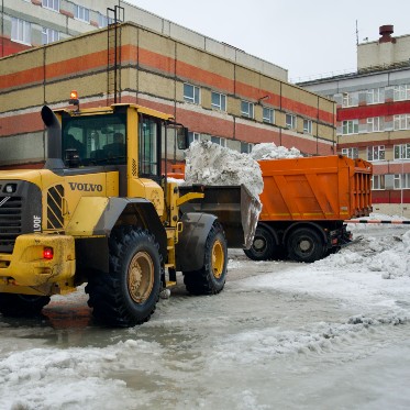 С территорий школ и детсадов вывезено более 128 тысяч куб. м. снега