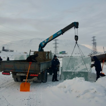 В Норильске полным ходом идут работы по созданию новогодних ледовых фигур