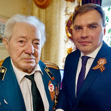 Глава города поздравил ветерана Великой Отечественной войны Дмитрия Ивановича Коноплю