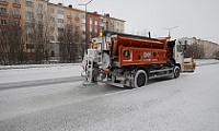 Службы города круглосуточно убирают снег и посыпают дороги