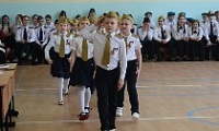 Чеканя шаг, с песней о Родине