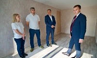 Дмитрий Карасев проверил ремонт квартир для детей-сирот
