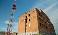 Начался демонтаж недостроенного здания на Набережной Урванцева, 10